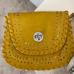 Detachable strap cross body purse
